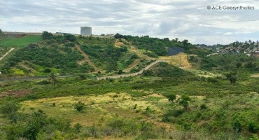 Uso de suelo reforzado para restaurar una ladera erosionada en África